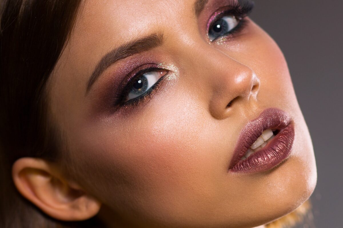 Uncovering the Latest Makeup Trends: What's Hot in the Beauty World Right Now!