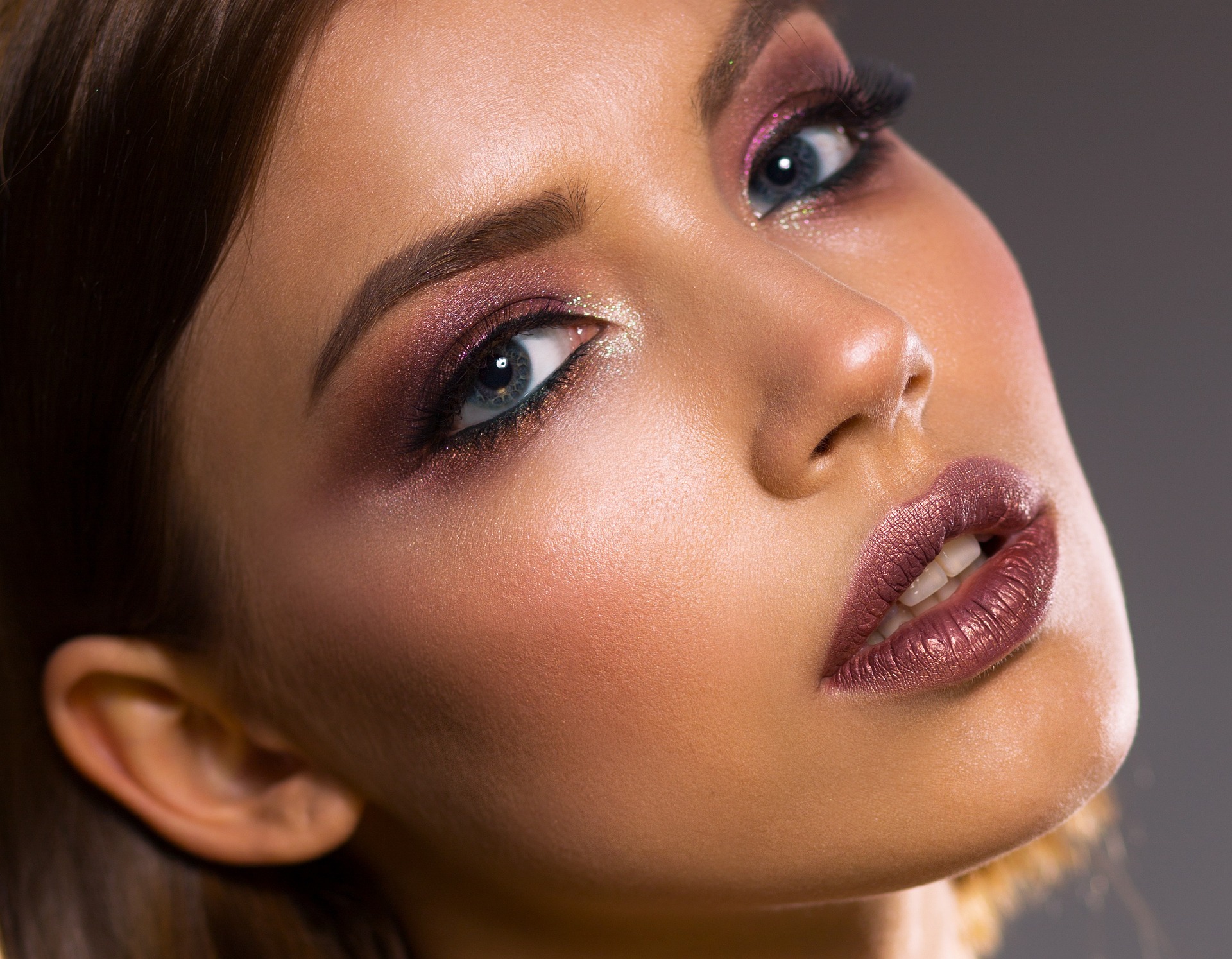 Uncovering the Latest Makeup Trends: What's Hot in the Beauty World Right Now!